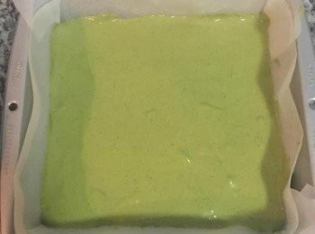 step7: 將抹茶蛋黃糊倒入剩餘的蛋白霜裡，混勻成拋拋的蛋糕糊。便可將一半的蛋糕糊均勻倒入模具中，抹平表面，並提起模具輕敲桌面，讓底下的空氣跑出來。入烤箱150~160度烤12分鐘