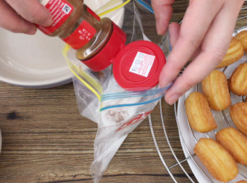 step9: 沾上<span class="group_1">西班牙小油條</span>：
用透明膠袋放入砂糖及肉桂粉均勻。