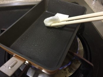 step2: 將沾了油的廚房紙平均地塗在煎pan上