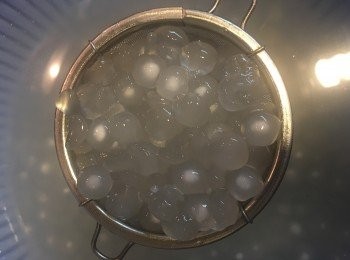 step4: 煮大約三十分鐘（視乎火力同鍋大小），大粒西米煮至半透明，白點小過一半就熄火。