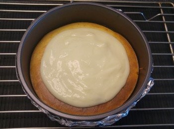 step10: 將芝士蛋糕從爐攞出後除去錫紙, 再將巳攪混的酸忌廉鋪上蛋糕面, 蛋糕邊位不需要鋪上酸忌廉, 之後再用150度焗5分鐘。