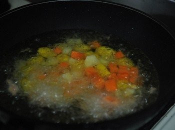 step5: 先備一鍋熱油，將備料1下鍋炸1分鐘，撈起瀝油