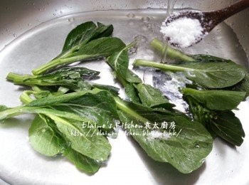 step2: 期間將菜心洗淨 , 加鹽拌勻浸10分鐘