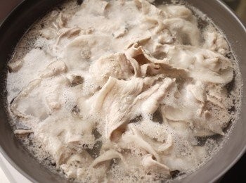 step2: 豬五花火鍋肉片川燙後瀝乾即可