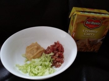 step2: 豬肉加埋蒜蓉，鹽和胡椒粉醃20分鐘。椰菜切絲後拌入豬肉和咖喱醬成餡料。