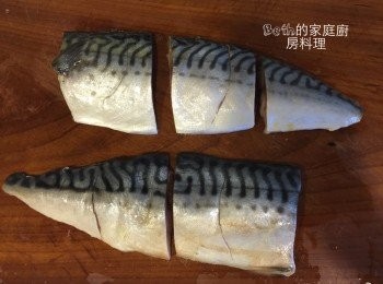 step2: 將鯖魚切小塊，在表面切斜刀方便入味