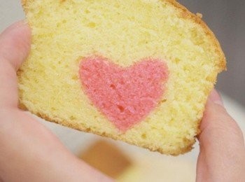 step12: 蛋糕外皮酥脆裡頭很鬆軟，每一口都是濃郁蛋香味唷 ♡甜蜜香氣在齒間傳遞著，吃的到用心的「愛心磅蛋糕」忍不住說:「愛唷~愛唷!! 厲害哦 ♡」