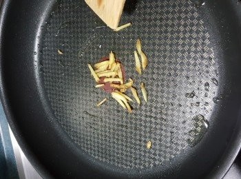 step3: 用少許油起鑊,先爆香薑絲