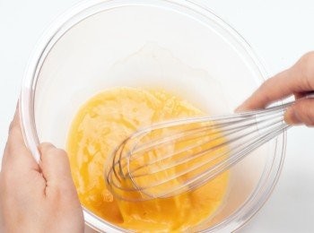 step1: 將已經計量好的全蛋放入缽盆中，用打蛋器打散。