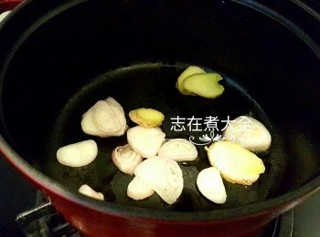 step2: 鍋子預熱後加乾蔥及薑略為炒香