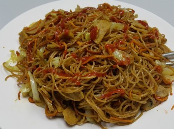 step1: 將蝦籽麵汋熟鬆開 , 用少少麻油撈起備用 , (這做法是避免汋好的蝦籽麵 , 粘貼一團) , 再將貢丸炒香，再放椰菜，蟲草花，少少水雞粉或鹽，煮滾後放入蝦子麵，炒至收乾水份，少少麻油，上碟少少辣椒醬，完成 。😂😂😂