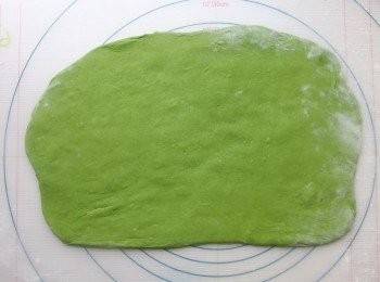 step15: 檯面上先撒一些手粉,先將<span class="group_5">菠菜麵皮</span>擀成長型。