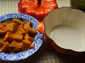 step1: 南瓜去皮切塊放入鍋中蒸約20分鐘變軟