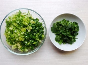 step3: 芹菜及青蔥,香菜都切末。