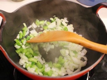 step5: 炒香洋蔥青椒