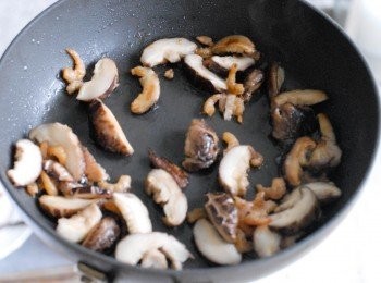 step2: 熱鑊後下油，先炒蝦米和香菇至軟身，下鹽調味