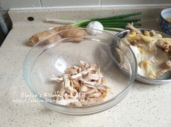 step5: 雞待涼後用手慢慢將雞肉撕成絲 , 雞殼留起待下次煲湯