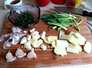 step1: 蒜頭去衣拍扁 , 薑去皮切片 , 蔥切段及切幼絲
