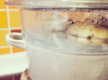 step4: 用上鑄鐵煲和玻璃蒸架，好處是一目了然知道海鮮的熟成度，一定不會過熟，壞處是較不鏽鋼蒸架傳熱慢。