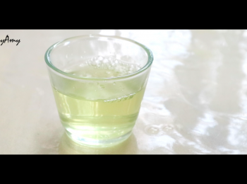 step1: 沖泡綠茶，倒入小杯至5成滿，按個人喜好加入糖調味。