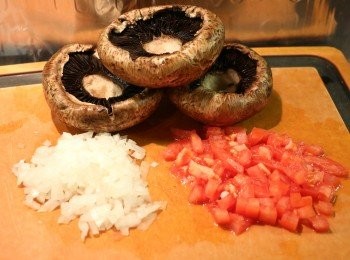 step1: 啡蘑菇去蒂，用清水略洗一下後馬上抺乾水分；洋蔥和番茄切細粒。