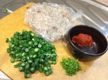 step1: 準備材料： 

-豆角洗淨抹乾切成小粒備用

-檸檬葉2片(切超幼絲再切碎)

-泰式紅咖哩醬  (不辣的, 做魚餅專用的, 泰式雜貨店有售)