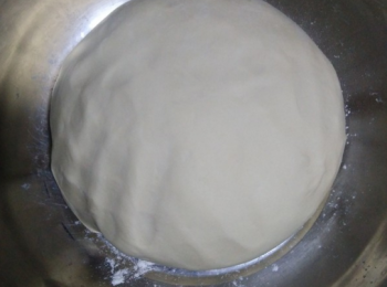 step1: 250克麵粉加2.5克酵母，5克白糖用適量清水調成雪花，揉勻發酵。