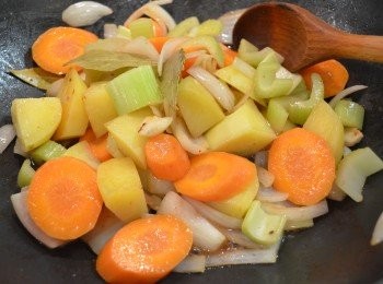 step7: 接著倒入紅酒以大火煮滾約1分半鐘讓酒精稍揮發，將煎過的牛腱肉放回鍋中與蔬菜一同拌炒，加入紅酒醋、月桂葉、少許鹽、糖炒勻。