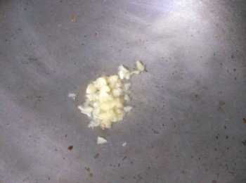 step1: 蒜末爆香~加入洗好切好的長豆~先拌炒一下~加一咪咪的二砂~我用姆指和食指捏一點點~約數十吧~CCC ~加入水悶至喜受的軟度~調味就可以起鍋了~