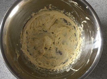 step2: 牛油、砂糖用機或手打起。