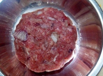 step5: 用手把約一湯匙的肉料來回略撻幾次，然後用指頭把牛肉球輕壓，成牛肉餅。