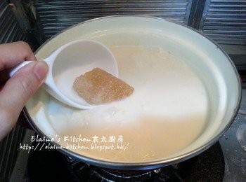step10: 豆漿煮了1小時至腐竹半溶掉後加入冰糖拌勻 , 蓋上蓋煮至冰糖溶掉即可