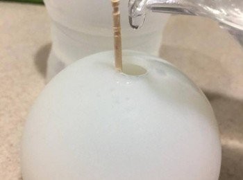 step6: 蓋上另一半圓模，插入漏斗倒入剩下的混合液約8成滿就夠了