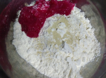 step2: 200克麵粉加2.5克酵母，5克白糖，火龍果皮加清水打成的泥，加入適量清水 （實際豬頭饅頭用量粉面麵團約50克）