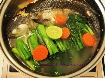 step2: 烏頭魚, 清湯, 甘荀, 菜芯, 薑片, 青檸檬放入鍋裡, 慢煮約8分鐘至滚起, 開著熱爐慢吃