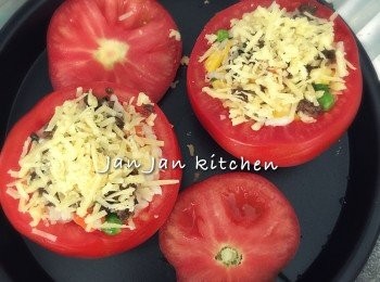 step5: 釀入飯，少量黑松露醬放面，芝士碎蓋過面，放入已預熱的焗爐，中層200度焗10分鐘，如中途見到芝士已焗得差不多金黃又怕會燶，此時可以收了上火，繼續用下火焗熟蕃茄即可。