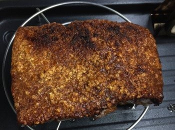 step9: 豬腩肉在烤90分鐘後取出，湯備用，肉放到烤架上，再入焗爐高層用 grill ，再烤5-10分鐘至爆皮。這時要小心留意火候。一不小心皮會烤燶。