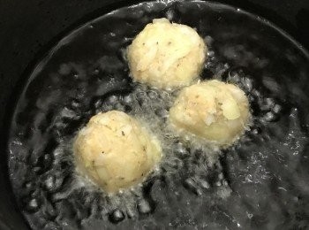 step5: 把搓成波型的薯波放入，炸至金黃的即可，大約1分鐘。