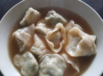 step8: 這份量大約可包 60 隻雲吞
做法 :

將小唐菜 , 韮黃切碎用白鑊炒至出水 , 盡量隔乾水份備用 , 越小水份越好 , 將芫茜 , 芹菜 , 蔥 , 薑同樣切碎 , 蝦切粒 , 將所有材料用雞粉 , 糖 , 生粉 , 魚露 , 麻油