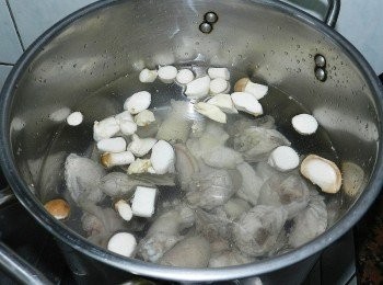 step2: 起一鍋熱水，下雞肉與杏鮑菇