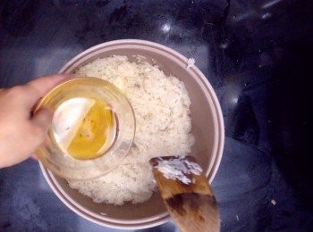 step15: 之後把剩下2大匙雞油倒入拌勻，加入雞湯