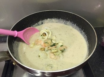 step3: 試味後，加入麵粉茨伴均，將海鮮白汁煮至合適濃厚就關火