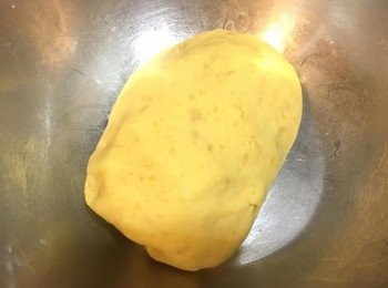 step3: 跟住再用手搓揉粉團至軟硬適中唔黏手的，若果較濕可加多少少木薯粉；如果較乾就可加多少少水