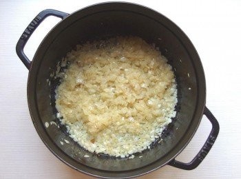 step3: 加入橄欖油油，熱鍋後，爆香洋蔥至透明狀。