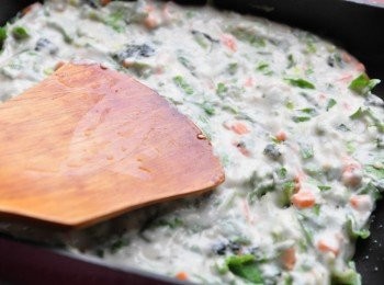 step5: 再將拌勻的香菜麵糊下鍋，用煎匙將麵糊均勻平整拌入鍋中香煎