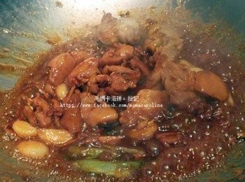 step7: 加入醬油、米酒拌炒，蓋上鍋蓋悶煮約十分鐘