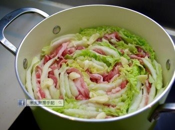 step3: 加入雞上湯，關蓋以中火煮約10分鐘或至菜軟。