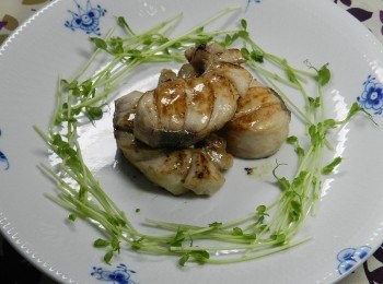 step5: 盤中先用豌豆嬰裝飾，擺上煎好的旗魚肉