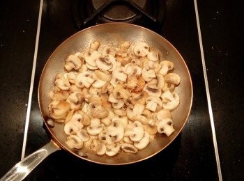 step15: 炒的過程,蘑菇會釋放出水份,體積會慢慢縮小。