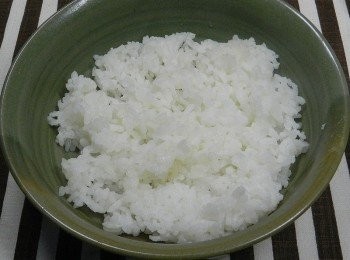 step4: 碗裡盛上熱呼呼的白飯